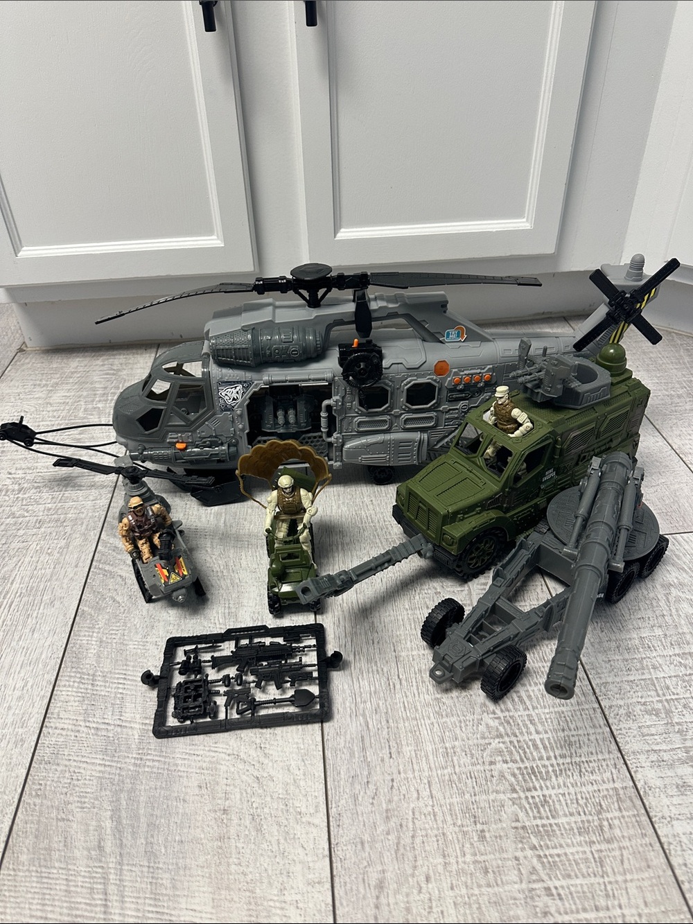 Kid Connection Large Military Action Figures Helicopter Play Toy Set